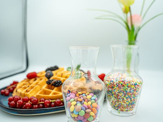 Waffeln mit Streuseln und Süßigkeiten am MOA EAT Frühstücksbuffet