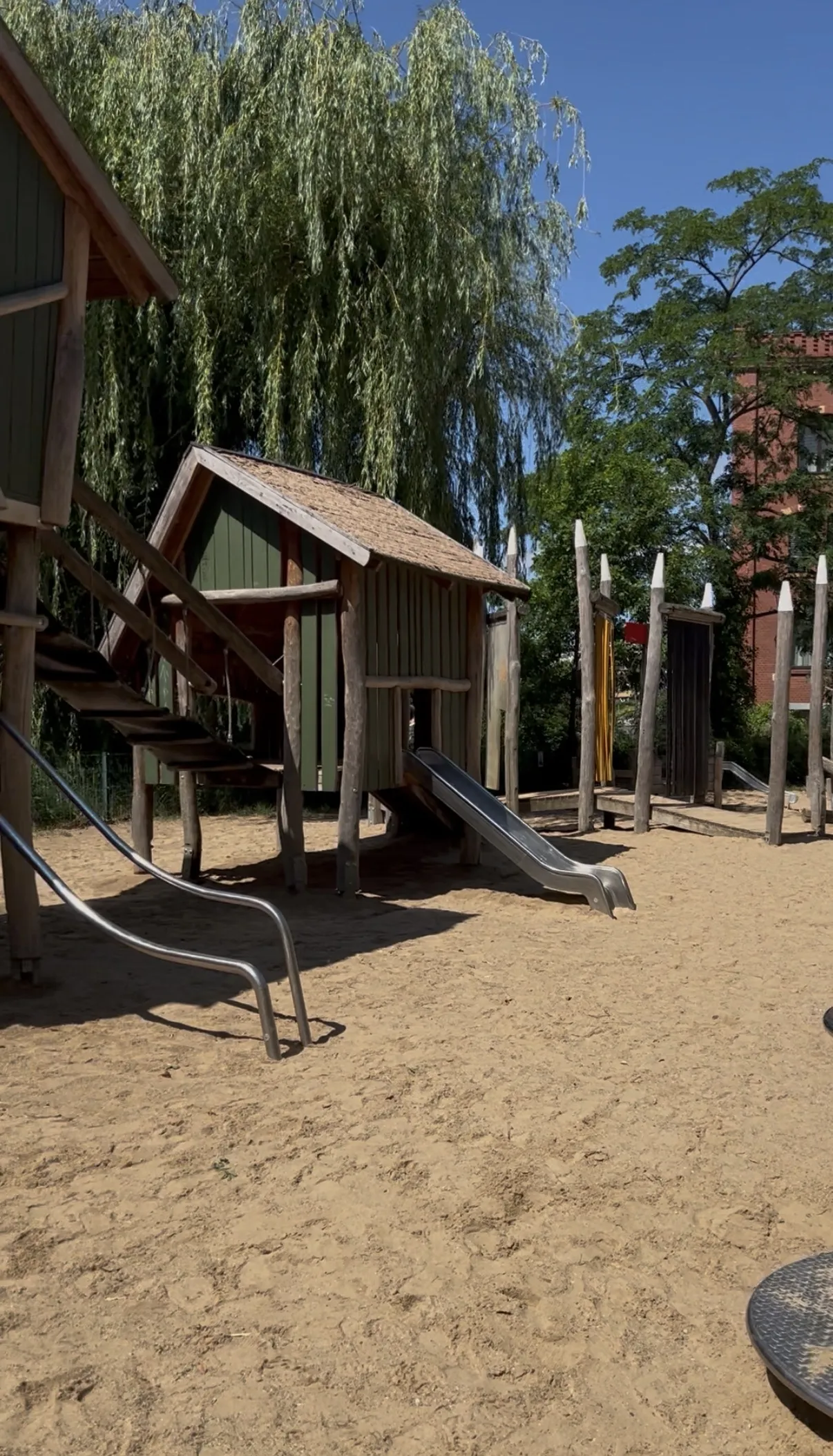 Fischerdorf Spielplatz mit Holzhäuschen, Rutschen und Sandfläche