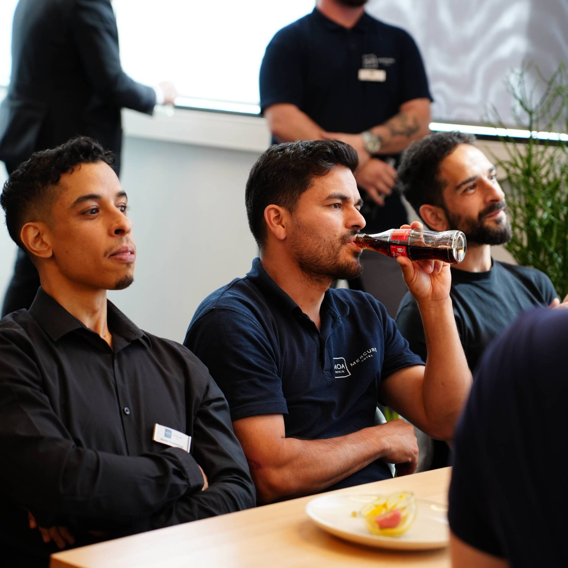 Three of our employees at Celebration Day – full of joy, team spirit and enjoyment of their work. A moment that shows what makes MOA special: celebrating successes together and enjoying the work.