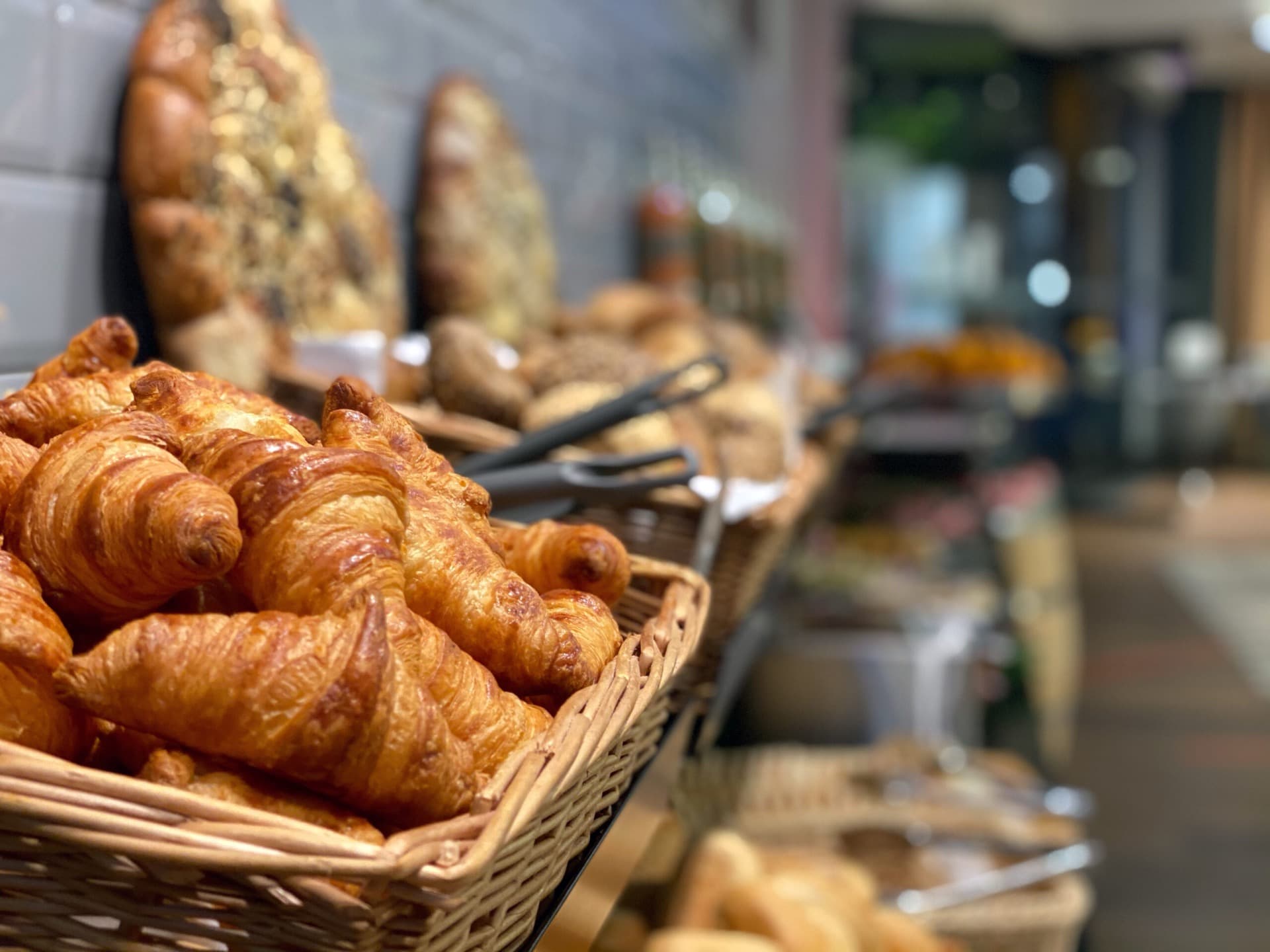 Ein Korb mit mehreren Croissants in einem Hotel mit Frühstück in Berlin Moabit.