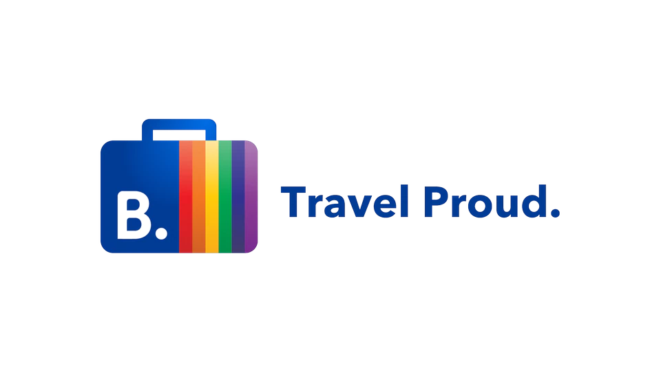 Ein blauer Koffer mit Regenbogenstreifen, daneben ein Schriftzug "Travel Proud" - eine Auszeichnung für Hotel MOA Berlin in Mitte.